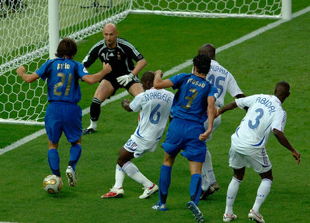 图文:意大利VS法国 马克莱莱在比赛中门前解围