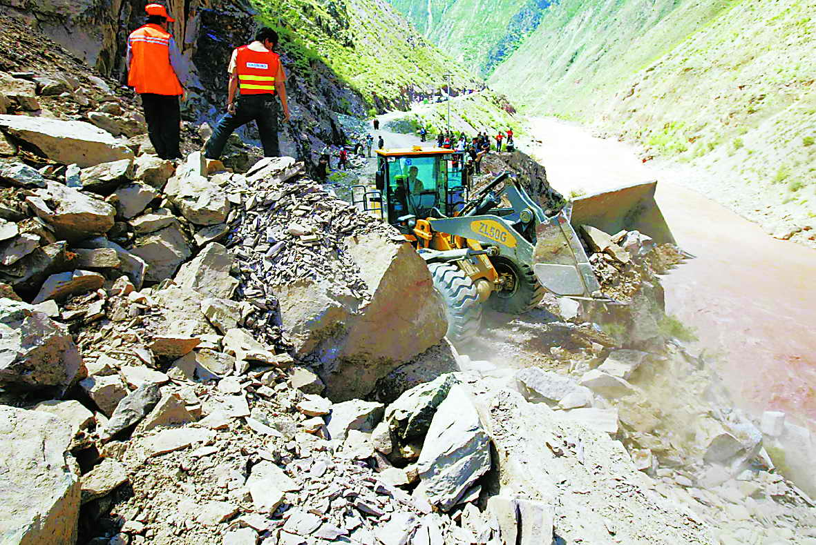 20吨巨石挡道40小时泥石流截断滇藏公路(