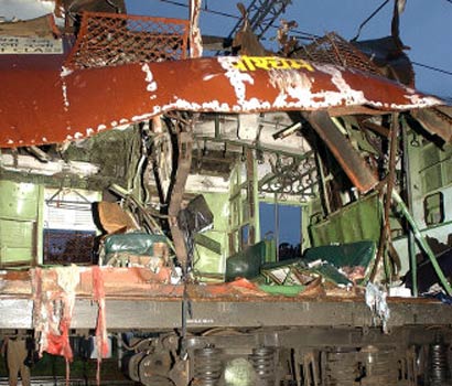 印度孟买六火车站爆炸 乘客从飞驰的列车上跳下