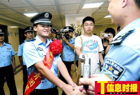 便衣警察斗歹徒被扎穿胸口 伤愈后不愿改行(图)