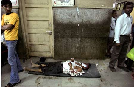 印度孟买发生连环爆炸事件 已造成100多人死亡