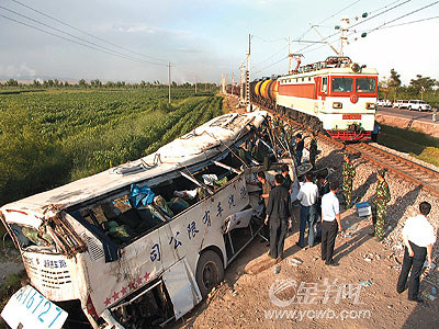 宁夏特大交通事故:旅游大巴撞火车30人死伤(图)