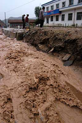 甘肃皋兰遭50年不遇大雨 洪水阻断109国道(图)