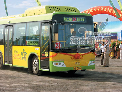 海口首批天然气公交车上路 新车票价不变(图)
