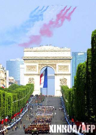 组图:法国在巴黎香榭丽舍大街举行国庆日大游