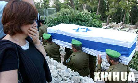 图文：一名妇女在以色列士兵的葬礼上哭泣