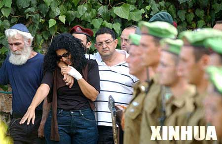 图文：以色列一士兵母亲在儿子葬礼上哭泣
