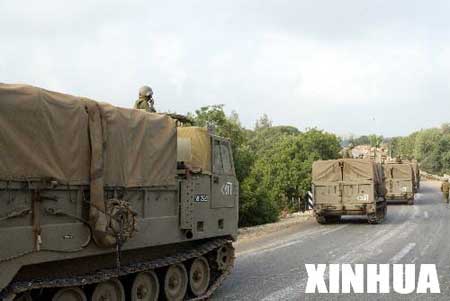 图文：以色列军车排成长队向以黎边境开去