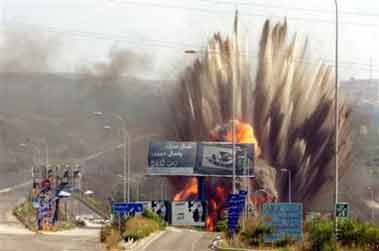 图文：以军炸弹击中黎巴嫩一座大桥