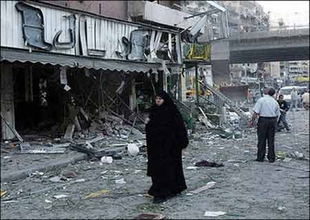 图文：一名什叶派妇女走在贝鲁特街头