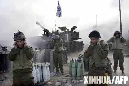 图文：炮声隆隆 以色列士兵双手捂住耳朵
