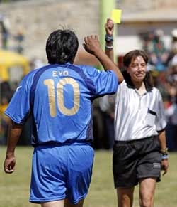 图文:玻利维亚总统踢足球犯规被裁判罚黄牌