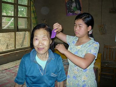 情情在给妈妈梳头.