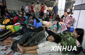长沙火车站:因洪灾滞留火车站的旅客们(图)