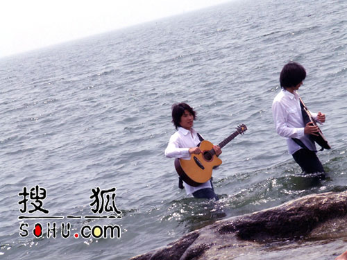 田华&杜磊拍摄MV 抱着吉他跳进海中边弹边唱