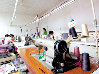 记者暗访地下服装厂:女工做一件活挣1分钱(图