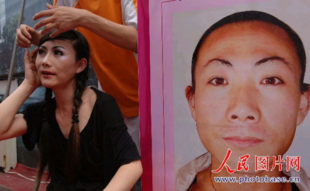 经过"男脸变女脸"整容的男艺人刘冰与整容前的照片对比.