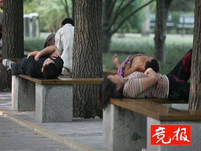 北京部分公园免费后游人不文明现象激增(组图