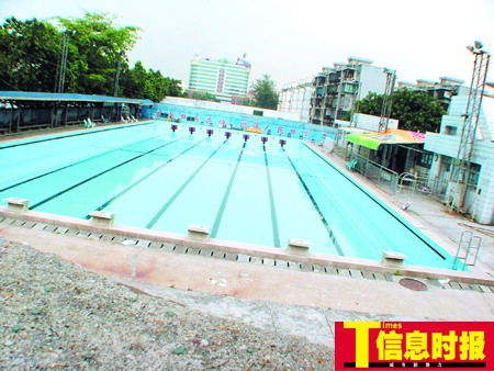 广州一男童溺亡小区泳池 救生员误为在潜水(图