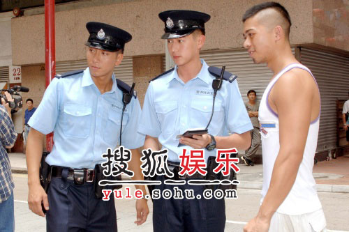 《学警出更》吴卓羲着警察制服帅气亮相(图)