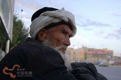 第九纵队:南疆喀什的乐与路
