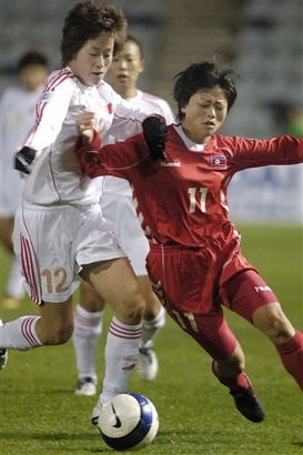 图文:女足亚洲杯中国1-0朝鲜 张彤硬拼李云景