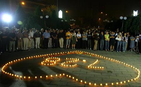 天津市民凌晨点燃蜡烛 纪念唐山地震30周年(图