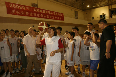 图文:宋晓波篮球俱乐部十周年 葛优跃跃欲试