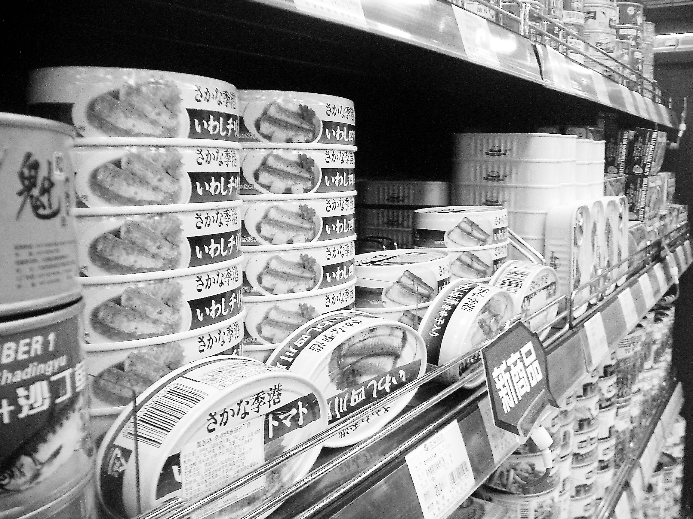 远东百货地下超市与普通卖场不同,日本师傅手工制作的寿司,现做现卖的