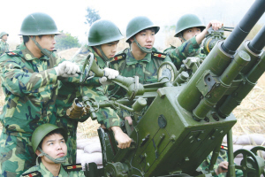 广州警备区组织民兵进行实弹演练.