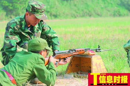 游客在广州射击俱乐部进行射击