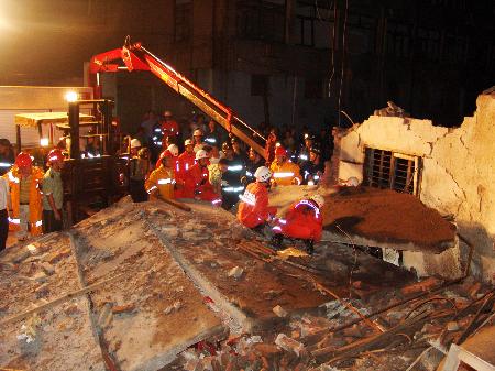 温州:工厂锅炉炸平邻街数家店 14人被埋 5人当