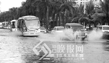 大雨造成积水严重 公交车红城湖路上如开船(图