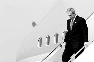 美國總統布什在“空軍一號”懸梯上失足(組圖)