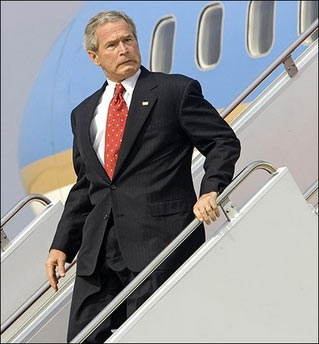 组图：美国总统布什在“空军一号”悬梯上失足