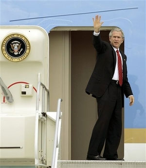 组图:美国总统布什在"空军一号"舷梯上失足