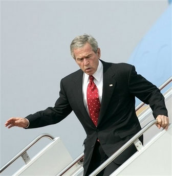 组图：美国总统布什在“空军一号”悬梯上失足
