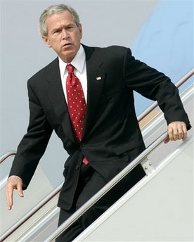 組圖：美國總統布什在“空軍一號”懸梯上失足