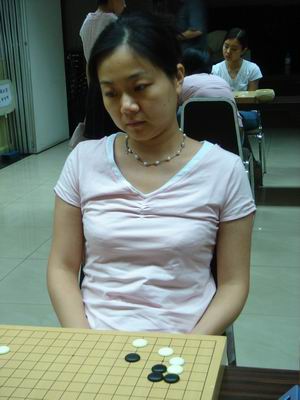 杯女子围棋公开赛半决赛于中国棋院举行,四强对阵形势为:张璇vs郑岩