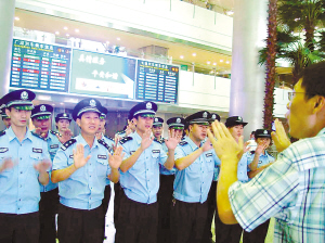 40名铁警一下下比划出各类手语"我是人民警察"你遇到了什么困难"