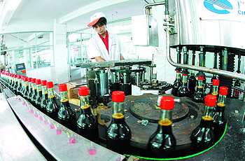 宁乡强劲崛起的工业引领经济一路飞奔.图为加加酱油生产线一角.
