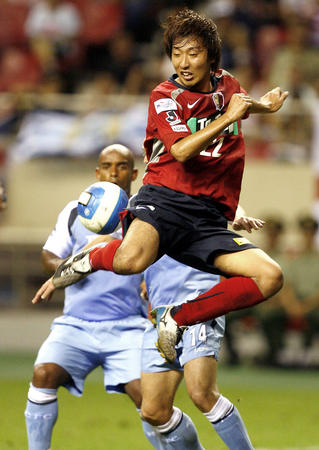 图文:上海国际足球锦标赛 雅喜用脚后跟停球