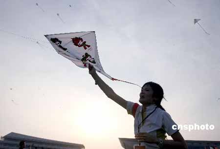 中华儿女共迎奥运 两岸青年携手放飞奥运风筝