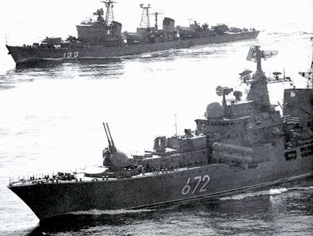 图片说明:和苏联海军对峙的中国旅大级驱逐舰.两艘战舰吨位差异明显.
