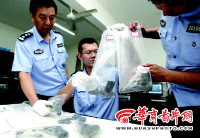 大喝一声 扑倒枪贩子(组图)