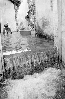 四川彭州市垃圾堵沟渠 水厂水淹半条街居民(图)