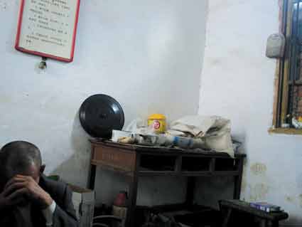 河南艾滋大县防艾款被侵吞 虚报人数骗总理(图)