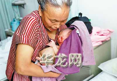 8月4日,连体畸形婴儿入院等待手术.