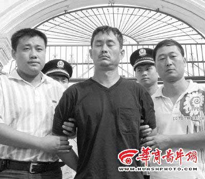 抢劫杀害10人案犯张显光潜逃3年被押赴沈阳(图)