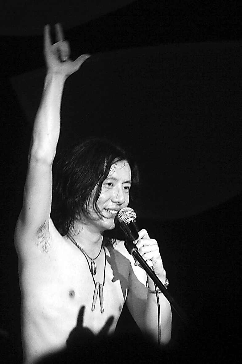 郑钧在本次演唱会上唱了20多首歌曲,包括最新综合